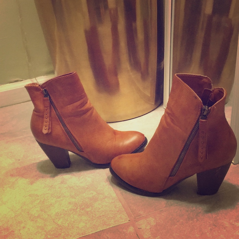 Adorable brown ankle booties!